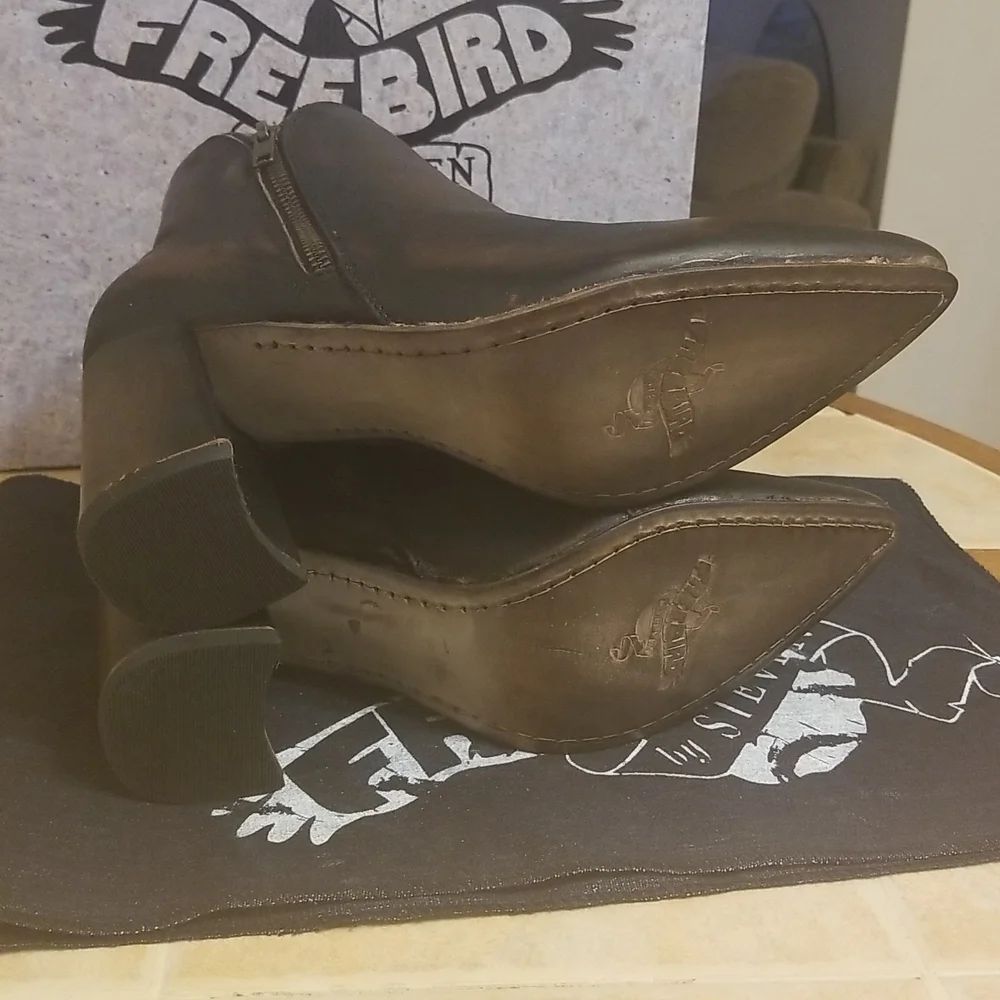 Shoes - Picture 4 of 7